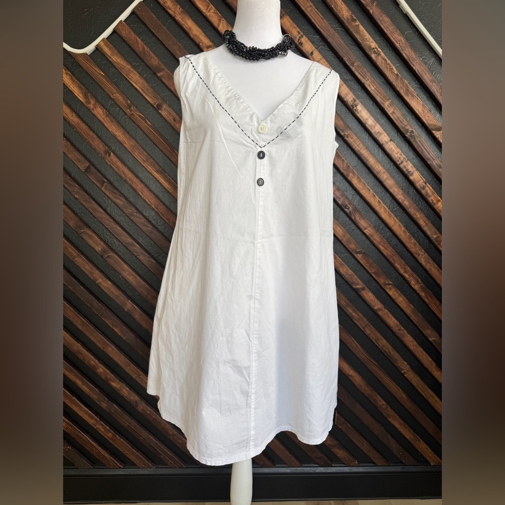 Meiling Chic White Sleeveless Dress with Black Buttons